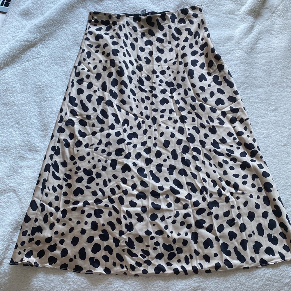 Aqua brand (Bloomingdale’s) patterned satin midi skirt. Size M